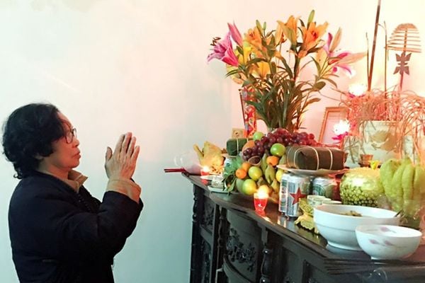 Bài văn khấn thay tro bát hương ngày Tết đúng cách