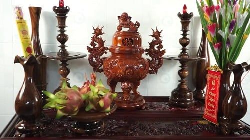 Nên chọn đồ thờ cúng bằng gỗ hay chọn đồ thờ cúng bằng gốm sứ