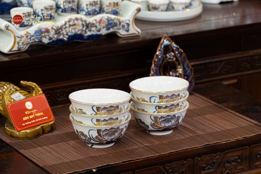 Bát Cơm Men Lam Vẽ Vàng Họa Tiết Hoa Sen