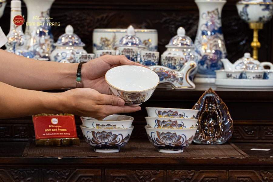 Bát Cơm Men Lam Vẽ Vàng Họa Tiết Hoa Sen
