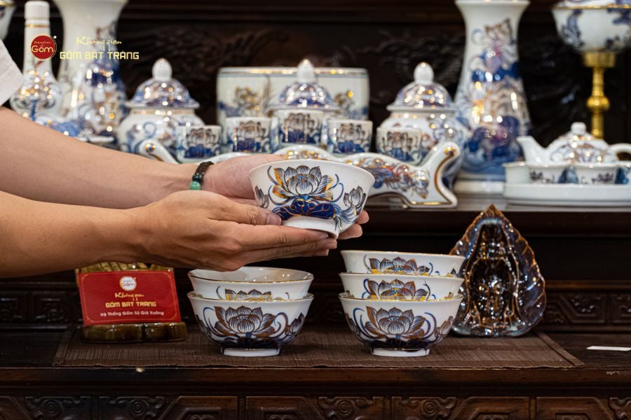 Bát Cơm Men Lam Vẽ Vàng Họa Tiết Hoa Sen