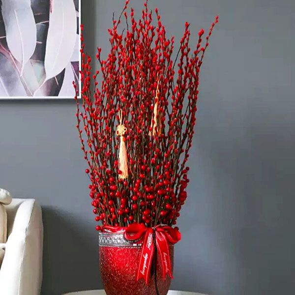 Cách chọn và cắm nụ tầm xuân bằng bình gốm trang trí ngày Tết