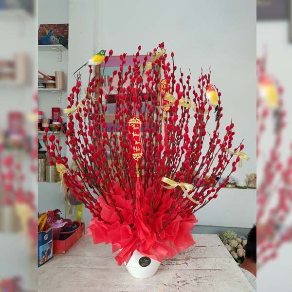 Cách chọn và cắm nụ tầm xuân bằng bình gốm trang trí ngày Tết