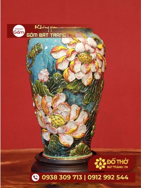 Bày trí bình hoa gốm sứ trang trí phòng khách thu hút tài lộc