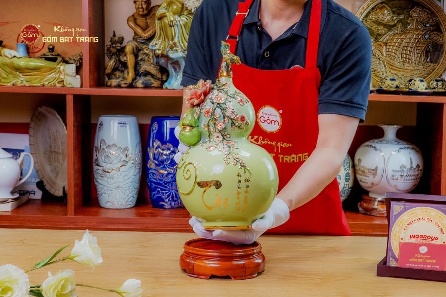 Bình Hồ Lô Xanh Cốm Đắp Nổi Vẽ Vàng Tài Lộc
