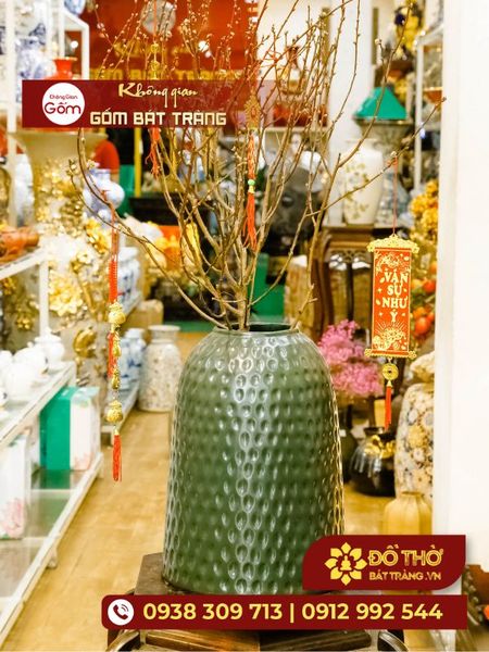 Mẫu cắm hoa bình gốm sứ dáng cao ưa chuộng mùa Tết