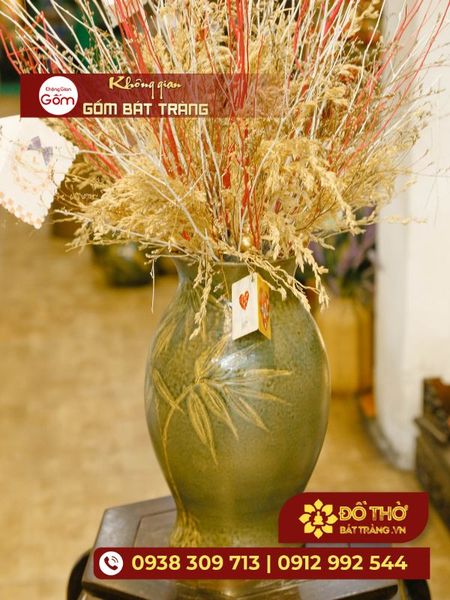Mẫu cắm hoa bình gốm sứ dáng cao ưa chuộng mùa Tết