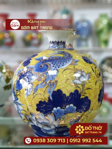 Bày trí bình hoa gốm sứ trang trí phòng khách thu hút tài lộc