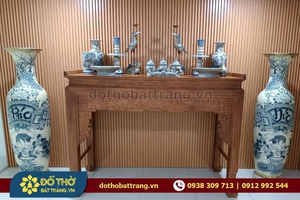 Choé thờ gốm sứ Bát Tràng là gì? Bài trí choé thờ ra sao?