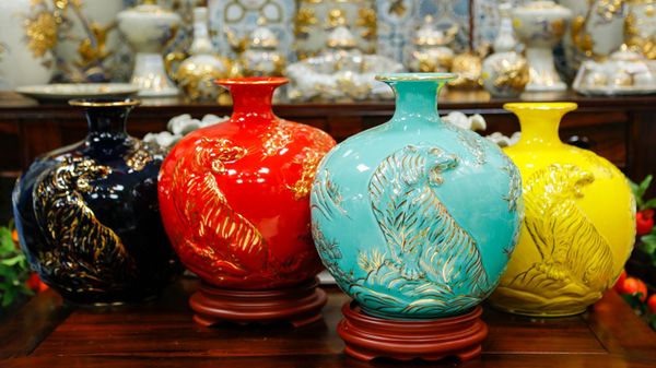 Bày trí bình hoa gốm sứ trang trí phòng khách thu hút tài lộc
