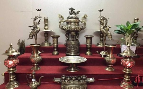 Đồ thờ bằng đồng khảm tam khí có tốt hơn đồ thờ bằng gốm sứ