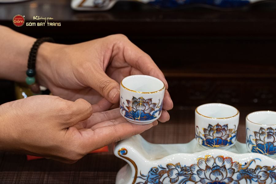 Bộ Kỷ Ngai 3 Chén Thờ Men Lam Vẽ Vàng Họa Tiết Hoa Sen