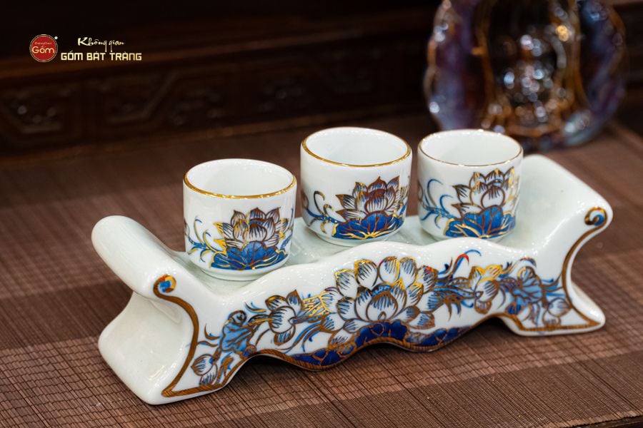 Bộ Kỷ Ngai 3 Chén Thờ Men Lam Vẽ Vàng Họa Tiết Hoa Sen