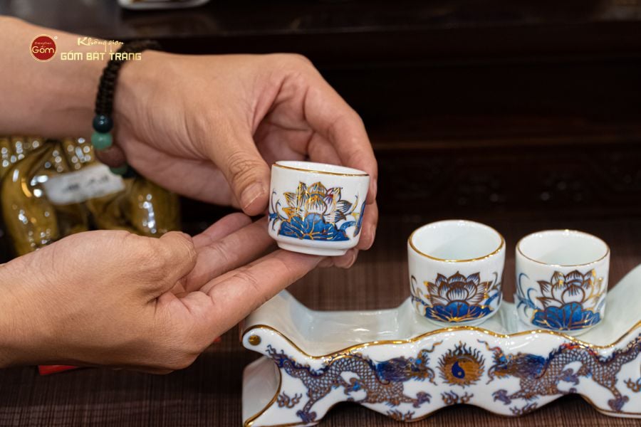 Bộ Kỷ Ngai 3 Chén Thờ Men Lam Vẽ Vàng Họa Tiết Rồng