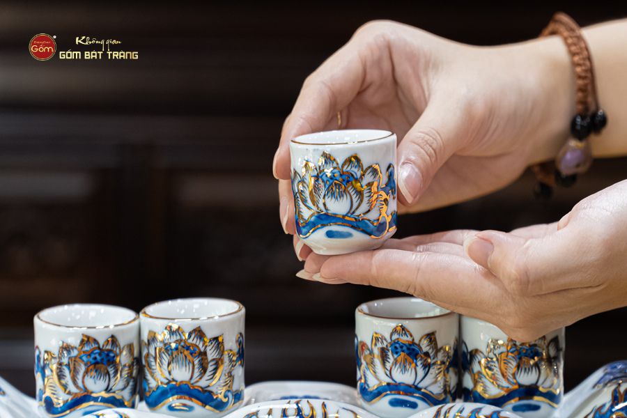 Bộ Kỷ Ngai 5 Chén Thờ Men Lam Nổi Vẽ Vàng