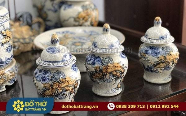 Choé thờ gốm sứ Bát Tràng là gì? Bài trí choé thờ ra sao?