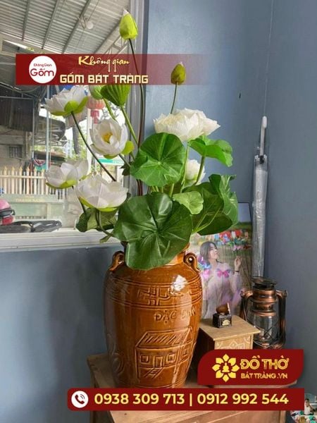 Chọn bình gốm sứ và cách cắm hoa cúc chưng bàn thờ Tết