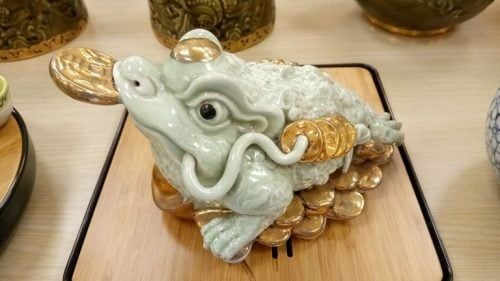 Những điều cấm kỵ không nên khi thỉnh tượng thần tài thổ địa bằng sứ