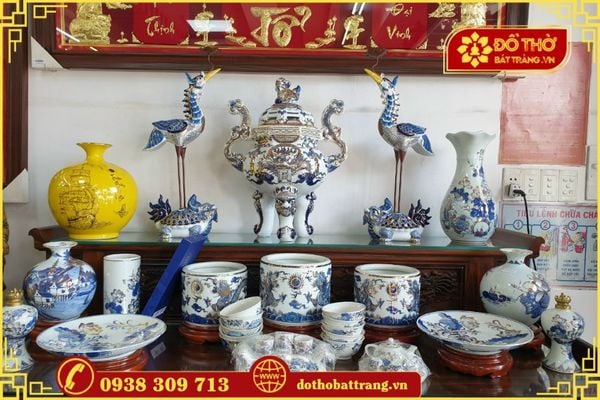 Sắp xếp vị trí lọ hoa gốm sứ cao cấp thắp hương bàn thờ
