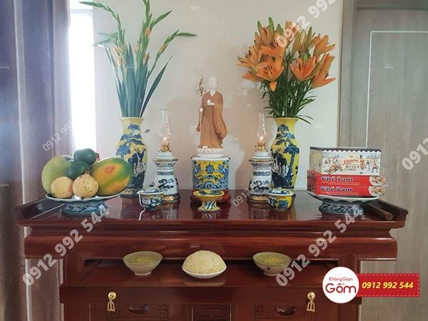 Đèn dầu trang trí bàn thờ gia tiên mua ở đâu, giá bán bao nhiêu tiền?