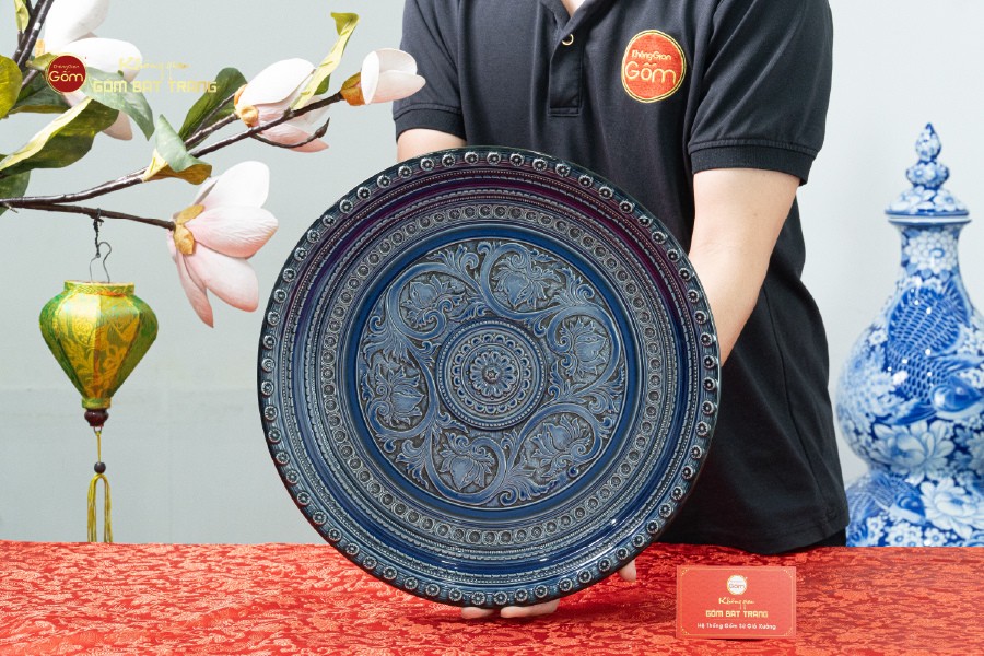 Đĩa Trưng Bày Đắp Nổi Hoa Sen Hội Tụ