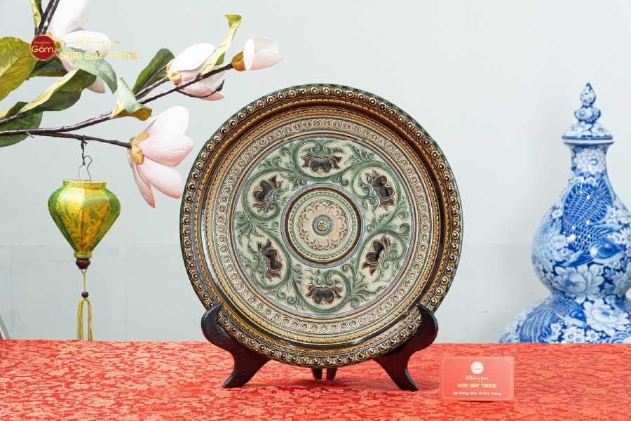Đĩa Trưng Bày Đắp Nổi Vẽ Màu Hoa Sen Hội Tụ