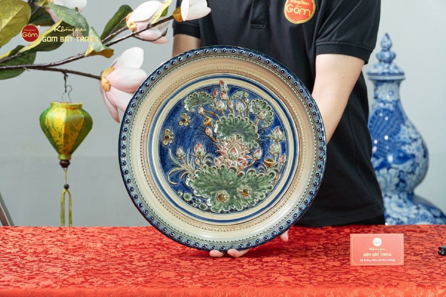 Đĩa Trưng Bày Đắp Nổi Vẽ Màu Hoa Sen Xanh
