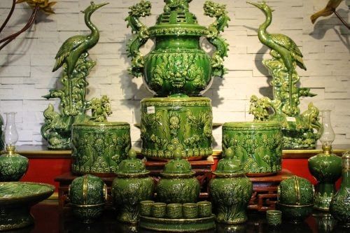 Ấn tượng với không gian thờ cúng chỉ sử dụng chất liệu gốm Bát Tràng