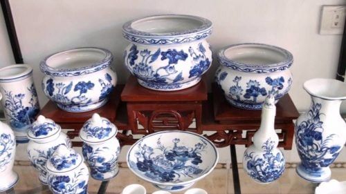 Ấn tượng với không gian thờ cúng chỉ sử dụng chất liệu gốm Bát Tràng