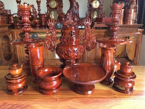 Nên chọn đồ thờ cúng bằng gỗ hay chọn đồ thờ cúng bằng gốm sứ
