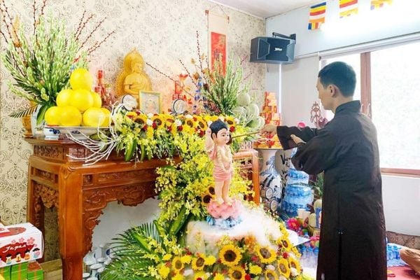 Cúng lễ Phật Đản Sanh tại nhà đúng cách