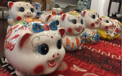 Nên trưng tượng heo may mắn bằng chất liệu gì cho ngày Tết?