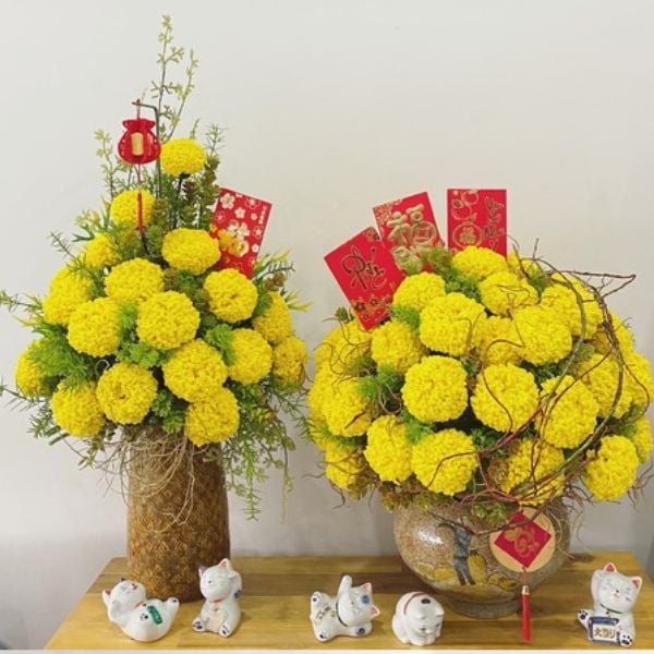 Chọn bình gốm sứ và cách cắm hoa cúc chưng bàn thờ Tết