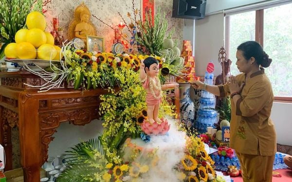 Nguồn gốc ngày Phật Đản và chậu tắm Phật rằm tháng 4