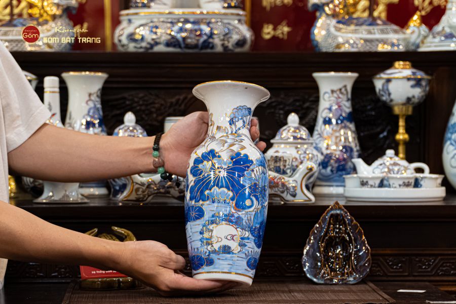 Lọ Hoa Thờ Miệng Loe Men Lam Vẽ Vàng Họa Tiết Hoa Sen