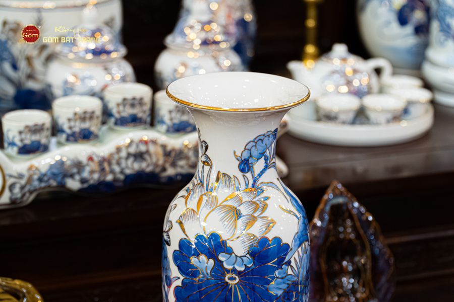 Lọ Hoa Thờ Miệng Loe Men Lam Vẽ Vàng Họa Tiết Hoa Sen