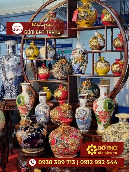 Bày trí bình hoa gốm sứ trang trí phòng khách thu hút tài lộc