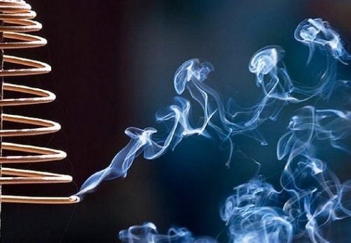 Dâng nén nhang trầm – Mang đến hương thơm rất kỳ lạ