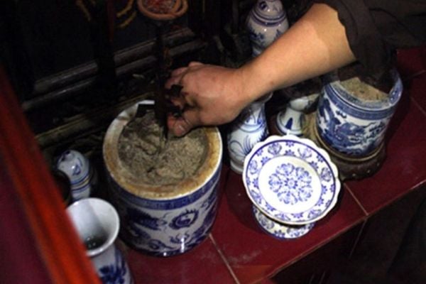 Bài văn khấn thay tro bát hương ngày Tết đúng cách