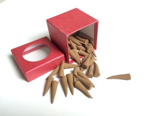 Có nên thường xuyên đốt nhang trên bàn thờ mỗi ngày?