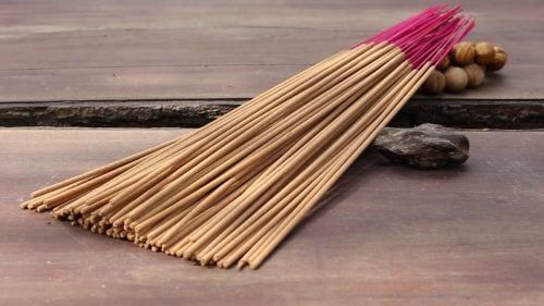 Có nên thường xuyên đốt nhang trên bàn thờ mỗi ngày?