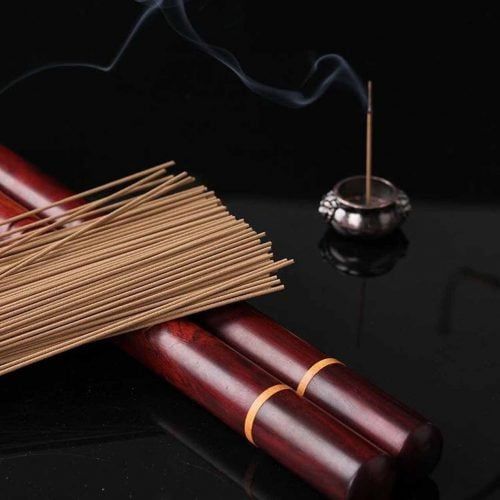 Có nên thường xuyên đốt nhang trên bàn thờ mỗi ngày?