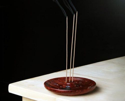 Có nên thường xuyên đốt nhang trên bàn thờ mỗi ngày?