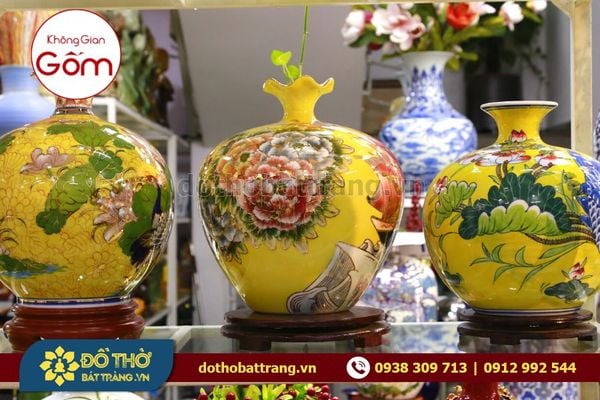 Chọn bình gốm sứ và cách cắm hoa cúc chưng bàn thờ Tết