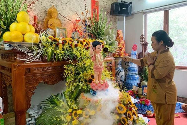 Cúng lễ Phật Đản Sanh tại nhà đúng cách
