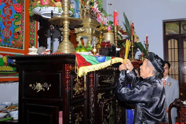 Tổng hợp các phụ kiện thờ cúng, tro bát hương bàn thờ ngày Tết