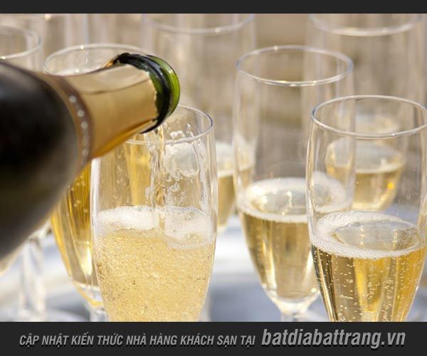 Phục vụ rượu vang tại nhà hàng và những nguyên tắc phải biết