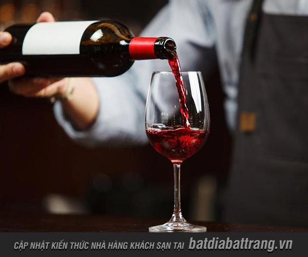 Phục vụ rượu vang tại nhà hàng và những nguyên tắc phải biết