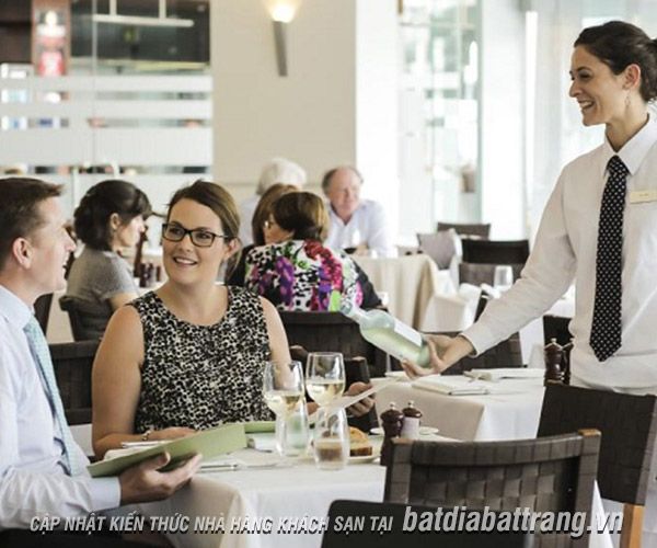 Cách chọn thực đơn và phục vụ món ăn cơ bản dành cho nhân viên