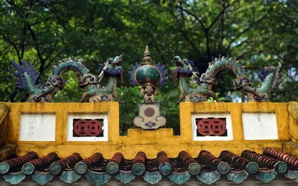 Biểu tượng Song Long Chầu Nguyệt trên đồ thờ Bát Tràng
